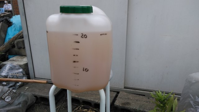 納豆菌強化えひめＡＩを原液で１０リットル散布する